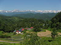 北アルプスが一望できる山里風景